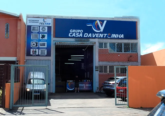 Fachada da loja Casa da Ventoinha em São José/SC, com as vans de entrega